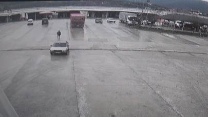 EL FRENİ ÇEKİLMEYEN OTOMOBİL DÜKKANA GİRDİ