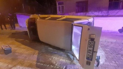 ELEKTRİK PANOSUNA ÇARPAN ARAÇ DEVRİLDİ