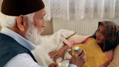 EMEKLİ İMAM FELÇLİ EŞİNE ÖZENLE BAKIYOR