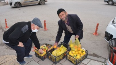 EŞİNİN HAYRINA MEYVE DAĞITTI