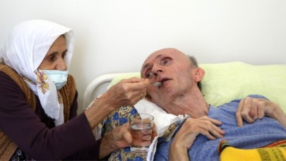 FEDAKAR ANNE YATAĞA BAĞIMLI ÇOCUKLARINA ÖZENLE BAKIYOR