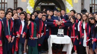 FEN LİSESİ’NDE MEZUNİYET COŞKUSU