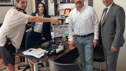 FİLMDE ROL ALDI