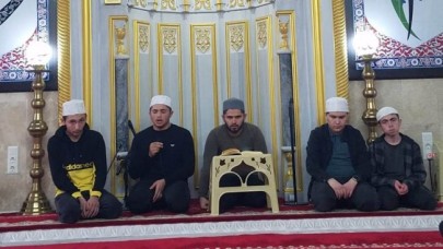 GENÇ HAFIZLAR HATİMLE TERAVİH KILDIRIYOR