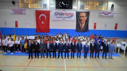 GENÇLİK, BAYRAMINI PROTOKOL İLE KUTLADI