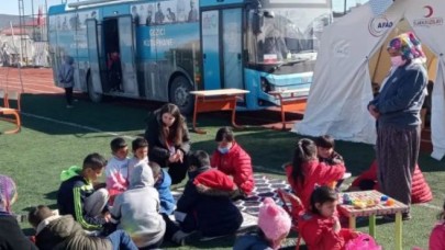 GEZİCİ KÜTÜPHANE DEPREMZEDE ÇOCUKLARA MORAL OLDU