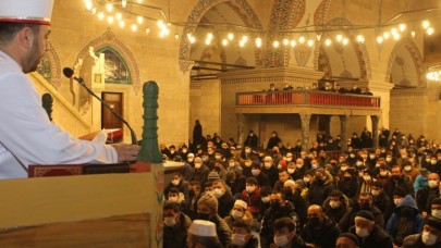 GÖNÜLLER NAMAZLA,  DUALARLA HUZUR BULDU