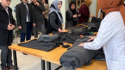 GÖNÜLLÜ KADINLAR DEPREMZEDELERE YİYECEK VE GİYECEK HAZIRLIYOR