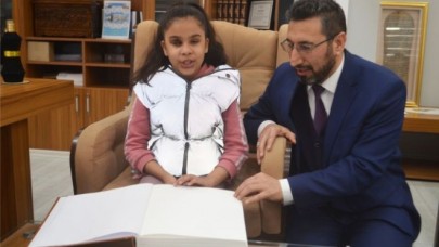 GÖRME ENGELLİ DEPREMZEDE ÇOCUĞA BRAİLLE ALFABESİYLE YAZILMIŞ KUR'AN HEDİYE EDİLDİ
