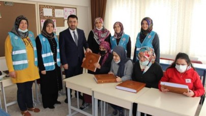 GÖRME ENGELLİ ÖĞRENCİYE BRAİLLE  ALFABELİ KUR'AN-I KERİM HEDİYE EDİLDİ