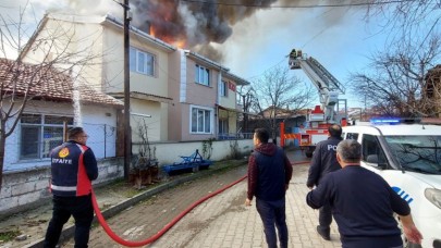 GÜMÜŞHACIKÖY'DE EVDE ÇIKAN YANGIN HASARA YOL AÇTI