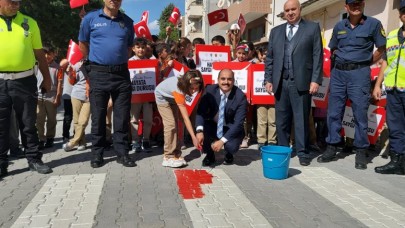 GÜMÜŞHACIKÖY’DE “YAYALARA ÖNCELİK DURUŞU”, “HAYATA SAYGI DURUŞU” ETKİNLİĞİ YAPILDI
