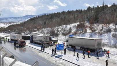 GÜMÜŞHACIKÖY’DE ZİNCİRLEME TRAFİK KAZASI