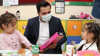 GÜNLERİNDE KIZ ÖĞRENCİLERLE BİR ARAYA GELDİ