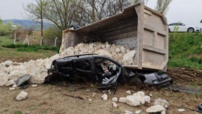 Hafif ticari araç kamyonun altında kaldı: 1 ölü, 2 yaralı