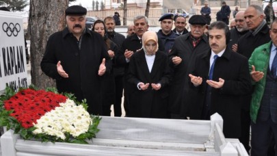 HAMİT KAPLAN, MEZARI BAŞINDA ANILDI