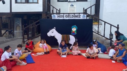 HEM DÜŞÜNDÜLER, HEM KAHKAHA ATTILAR