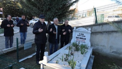HÖKELEK, KABRİ BAŞINDA ANILDI