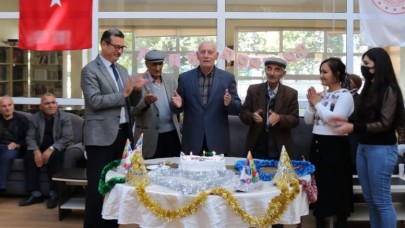 HUZUREVİ SAKİNLERİNİN DOĞUM GÜNÜ KUTLANDI