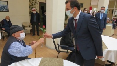 HUZUREVİ SAKİNLERİNİN GÜNLERİNİ KUTLADI