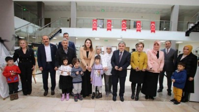 İKİZ KARDEŞLER KİŞİSEL RESİM SERGİSİ AÇTI