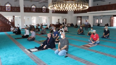 İLAHİYAT FAKÜLTESİ CAMİİ’NDE İLK NAMAZ KILINDI