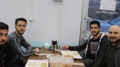 İLK İFTARI ÖĞRENCİLERE VERDİLER