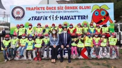 İLK VE ORTAOKUL ÖĞRENCİLERİNE TRAFİK EĞİTİMİ VERİLİYOR