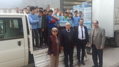 İLKOKUL ÖĞRENCİLERİNDEN DEPREMZEDE ÇOCUKLARA İÇME SUYU DESTEĞİ