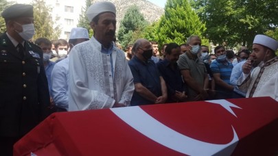 İMAM BABA KAZADA ÖLEN OĞLUNUN CENAZE NAMAZINI KILDIRDI