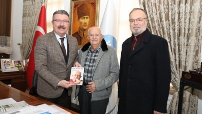 İMZALI KİTABINI BAŞKAN KARGI’YA TAKDİM ETTİ
