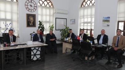 İNCE ELEYİP SIK DOKUYORUZ