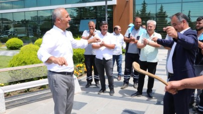 İŞÇİLERDEN DAVULLU ZURNALI KUTLAMA