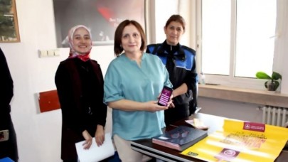 ‘KADINA EL KALKAMAZ’