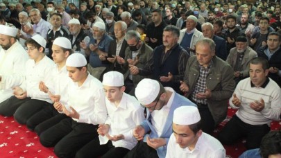 KADİR GECESİ ENDERUN USULÜ TERAVİH NAMAZI İLE EDA EDİLDİ