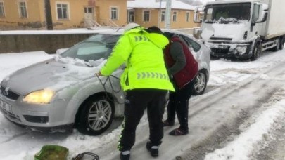 KAR NEDENİYLE YOLDA KALAN SÜRÜCÜLERİN İMDADINA POLİS YETİŞTİ