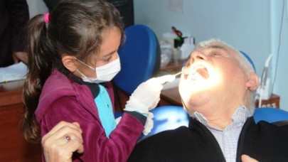 KAYMAKAM GÖKCECİK’TEN KÜÇÜK ZÜMRA’YA JEST