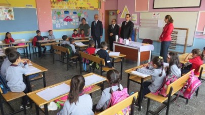 KAYMAKAM GÜLDOĞAN’DAN İLKOKUL ZİYARETİ