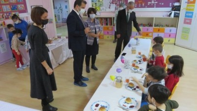 KAYMAKAM GÜLDOĞAN’DAN MİNİK ÖĞRENCİLERE ZİYARET