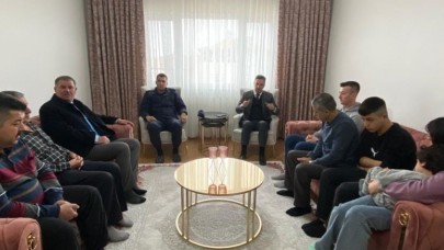 KAYMAKAM GÜRÇAM DEPREM BÖLGESİNDEN GELEN VATANDAŞLARI ZİYARET ETTİ