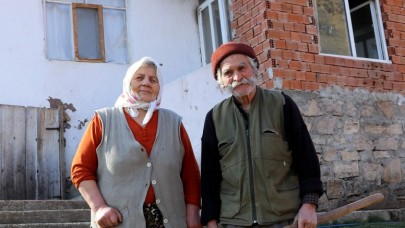 KENDİLERİNDEN BAŞKA KİMSENİN OLMADIĞI MEZRADA YAŞIYORLAR