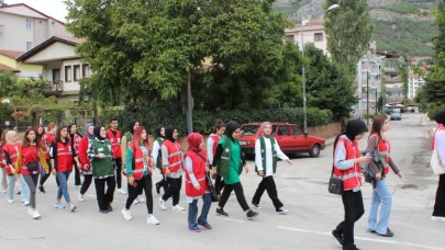 KIZILAY GÖNÜLLÜLERİ, SAĞLIKLI YAŞAM YÜRÜYÜŞÜNE KATILDILAR