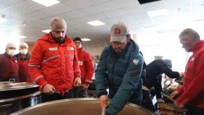 KIZILAY’IN SICAK YEMEK DESTEĞİNE ÜNLÜ ŞEFLERDE KATILDI