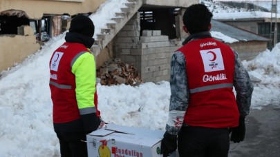 KIZILAY, YEMEĞİN YANI SIRA YARDIM MALZEMELERİYLE DE DEPREMZEDELERİN YANINDA