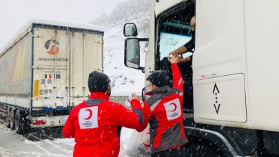 KIZILAY YOLDA KALANLARIN İÇİNİ ISITTI