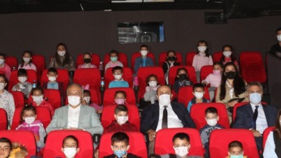 KÖY OKULU ÖĞRENCİLERİNİN SİNEMA SEVİNCİ