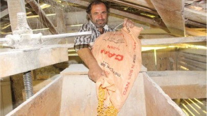 KÖYÜNDEKİ YARIM ASIRLIK SU DEĞİRMENİNİ 20 YILDIR ÇALIŞTIRIYOR