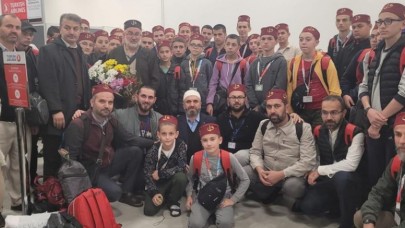 KUTSAL TOPRAKLARDAN DÖNEN HAFIZ UMRECİLER ÇİÇEKLERLE KARŞILANDI