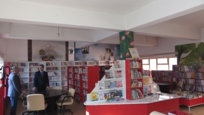 KÜTÜPHANEDE İNCELEMELERDE BULUNDU