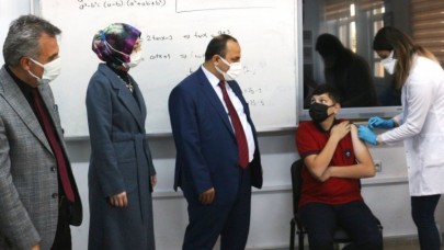 LİSE ÖĞRENCİLERİ OKULDA AŞI OLDU